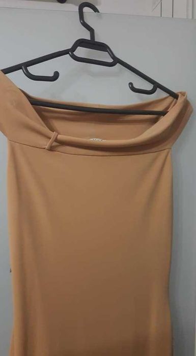 hie mulata nude cu șliț mare pe picior