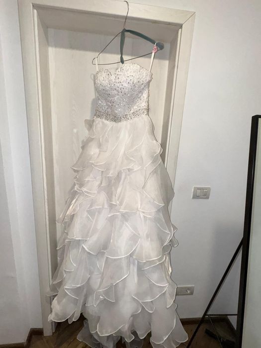Vand rochie mireasa!