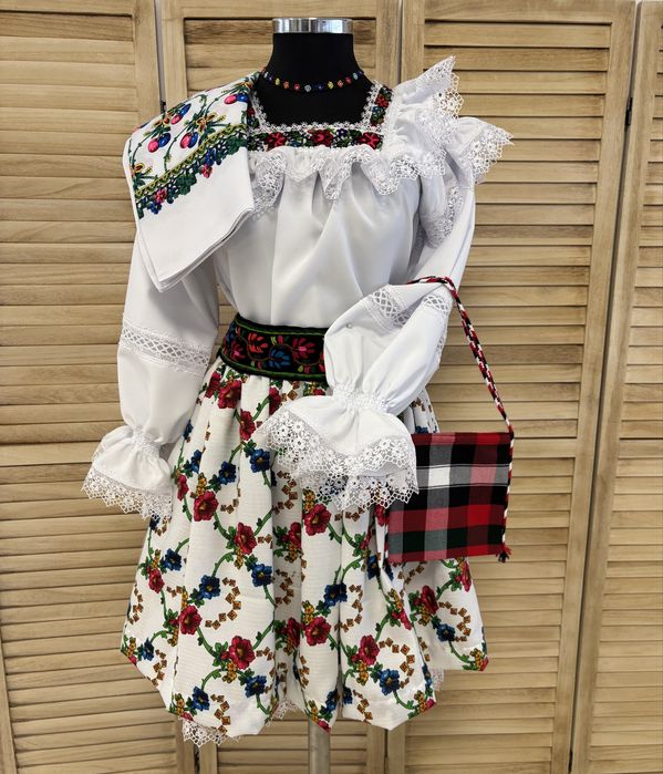 Costum popular din maramures femei