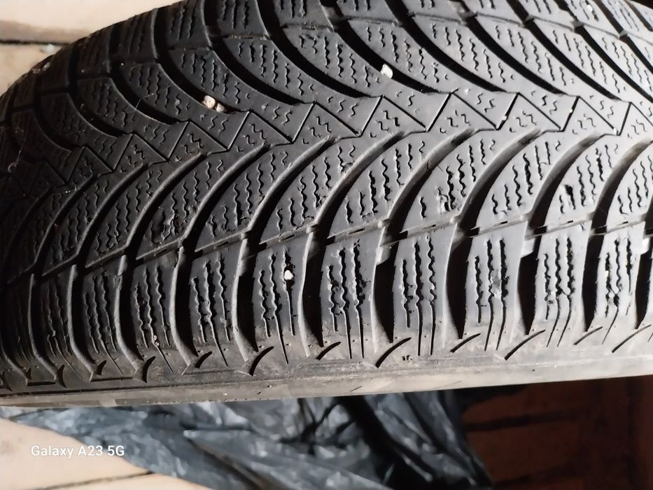 Vând 4 cauciucuri de iarnă 215/70 R16 100T