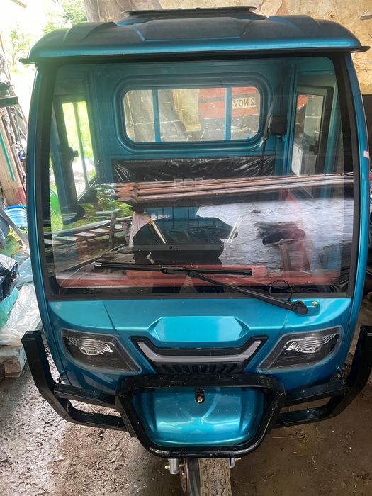 Tricicleta electrică cu cabină