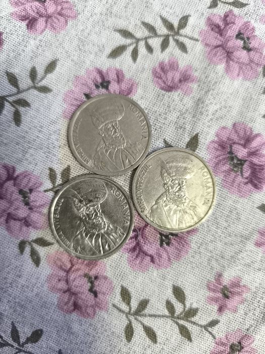 Bani cu Mihai Viteazu. Doua sunt din anul 1993 și una din anul 1991