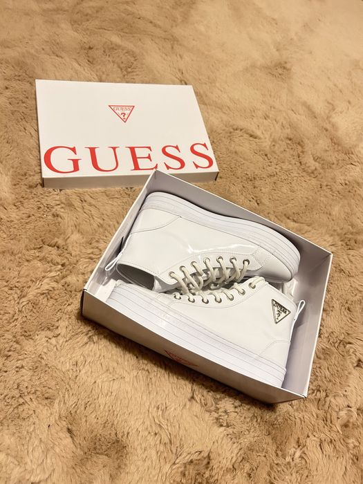 Adidasi Guess noi cu eticheta