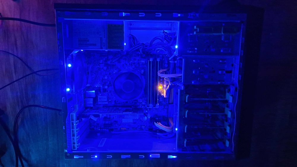 Vand PC Gaming Quad Core i5/Blue/16GB/SSD+HDD/GT210/WiFi/W11 la 300lei