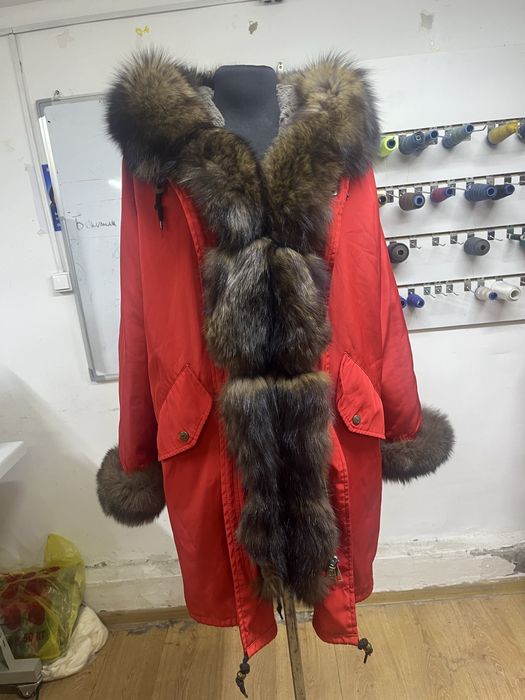 Красная Парка с мехом соболь в хорошем состояний за 30.000