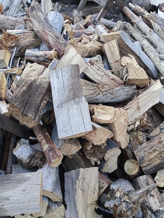 Продаю дрова карагач и сосна ,пиленые чурками, можем порубить на дрова