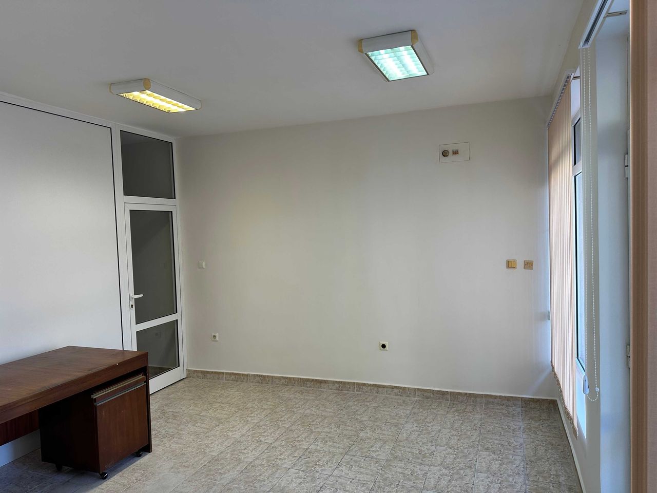 Дава се под наем Офис в Варна, Колхозен пазар - 30 кв.м за 204 € - Снимка #3