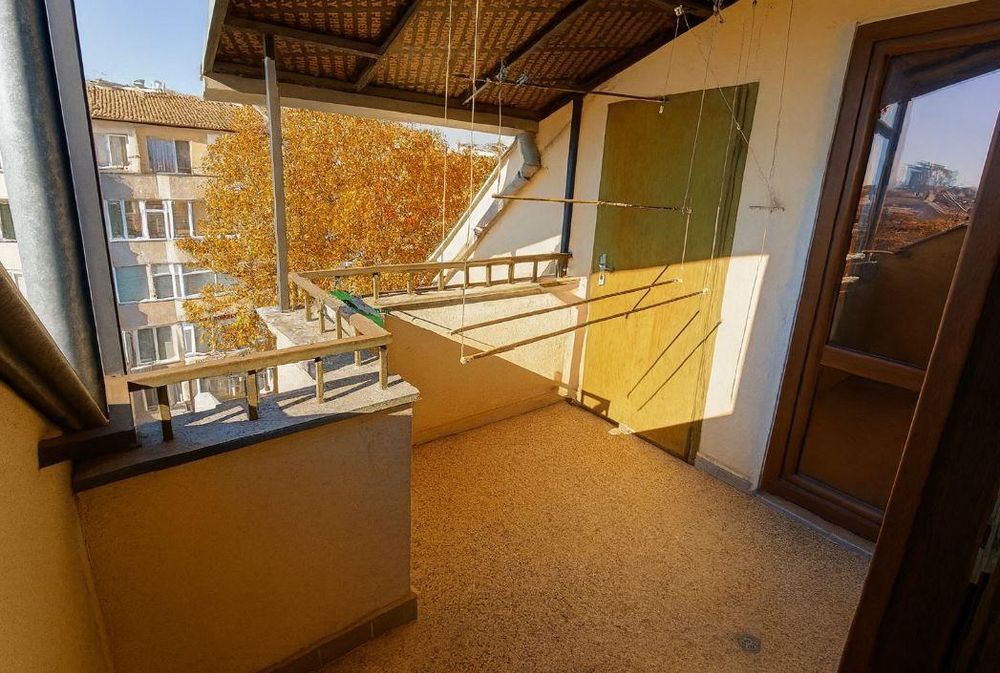 Тристаен апартамент в района на Окръжна болница!