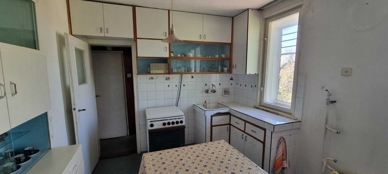 Продава се Четиристаен апартамент в Разград, Център - 100 кв.м за 1071 €/кв.м - Снимка #11