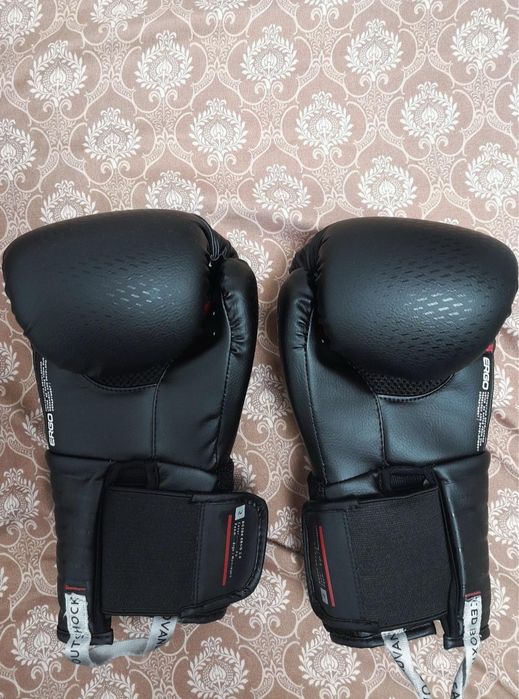 Manusi de kickbox noi, nepurtate