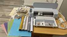 Cricut Maker 3 + suport role + accesorii