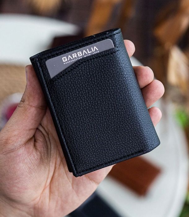 Черен портфейл с картодържател