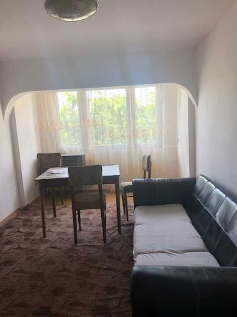 De vanzare apartament 3 camere, Et. 1, vis-a-vis de Spitalul Orasenesc