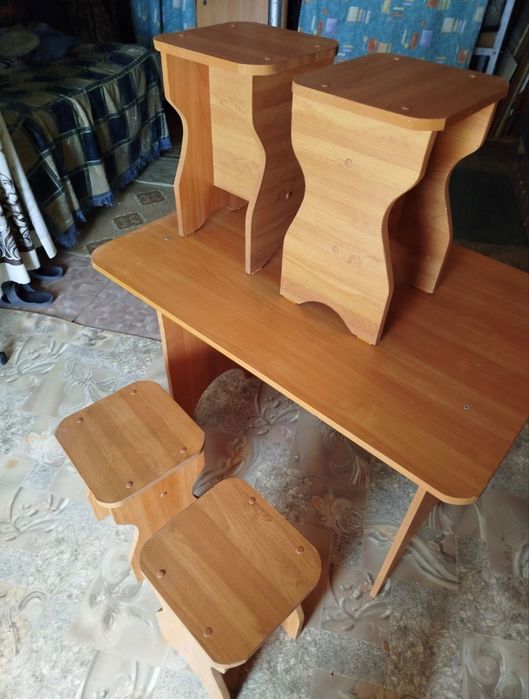 Продам стол и четыре стула