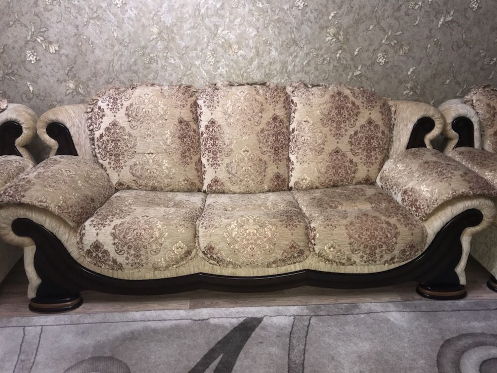 Срочно продам шикарный диван
