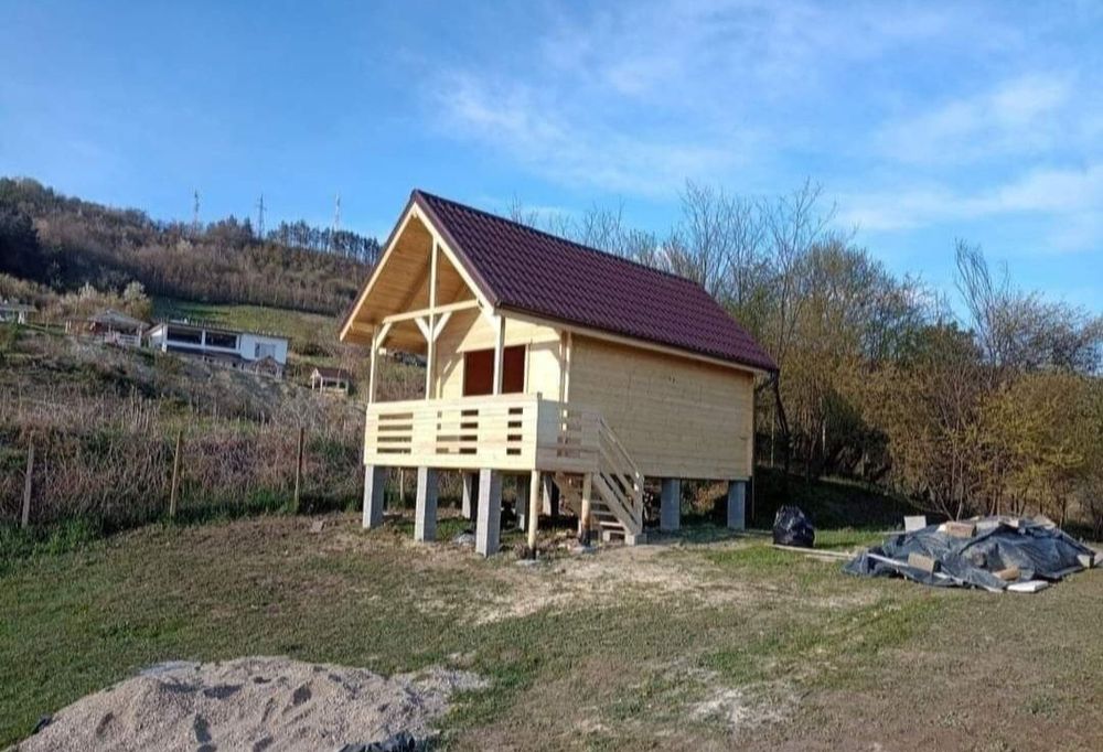 Vând cabană din lemn pe piloni