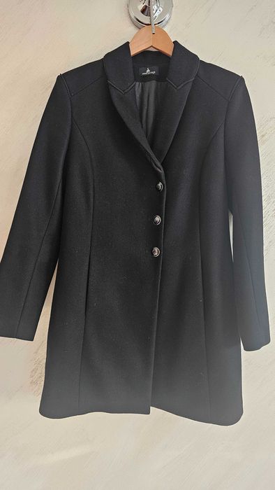 Продавам дамско. вълнено, черно палто