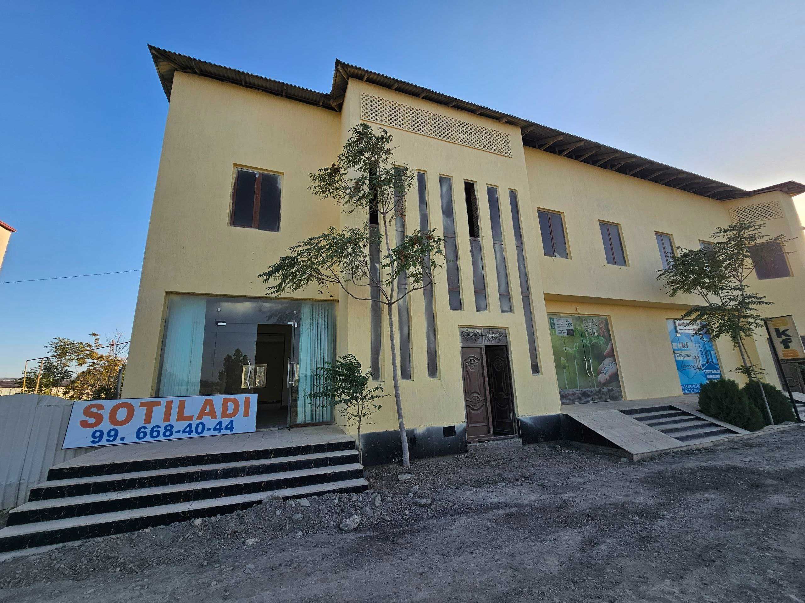 2 qavatli bino, magistralni yo'lini yoqasidan sotiladi.