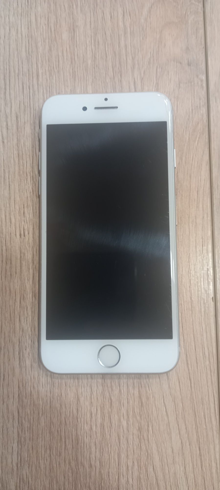 Телефон IPhone  7