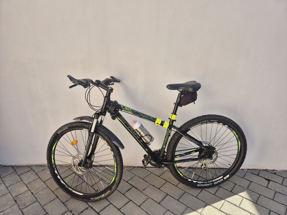 Vând două biciclete și un roller