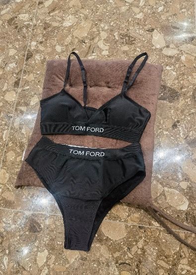Compleu Tom Ford/ S M L  livr 1 zi