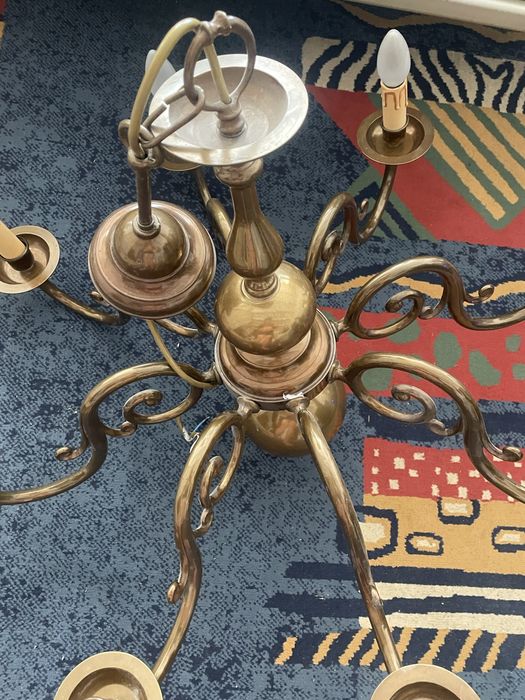 Candelabru vintage din alamă, 8 brațe - farmec clasic pentru casa ta!
