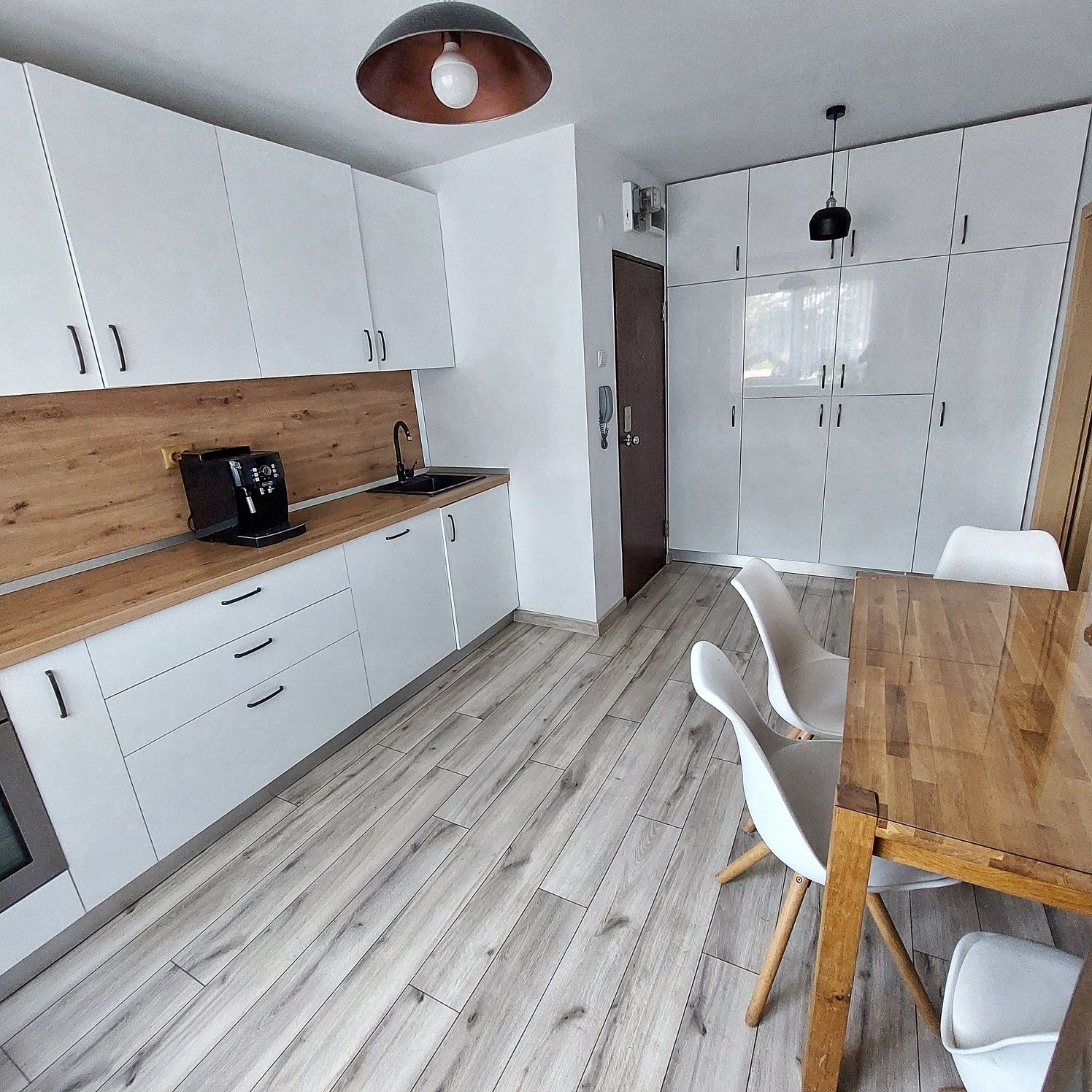 Vând ap. 2 camere, etaj 4, mobilat, zonă liniștită