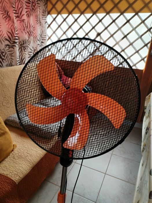 Vând ventilator de podea Daewoo.