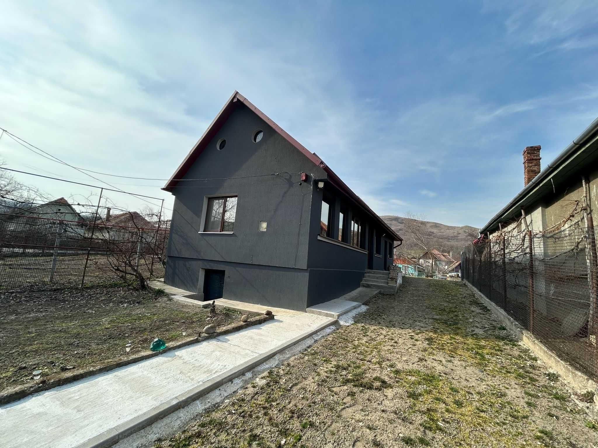 Casa renovata de vanzare