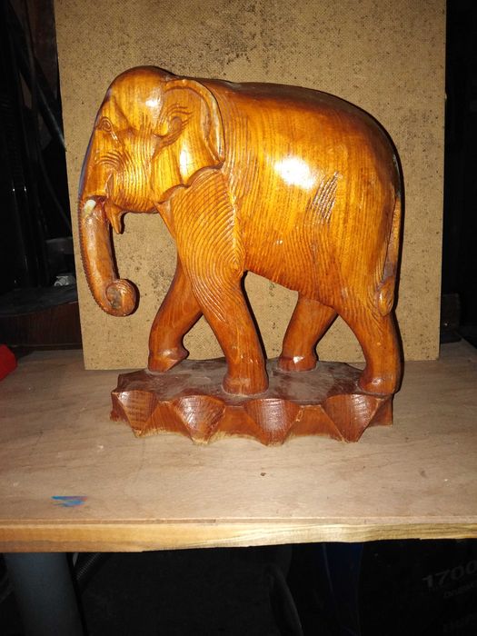 Дървена статуетка слон