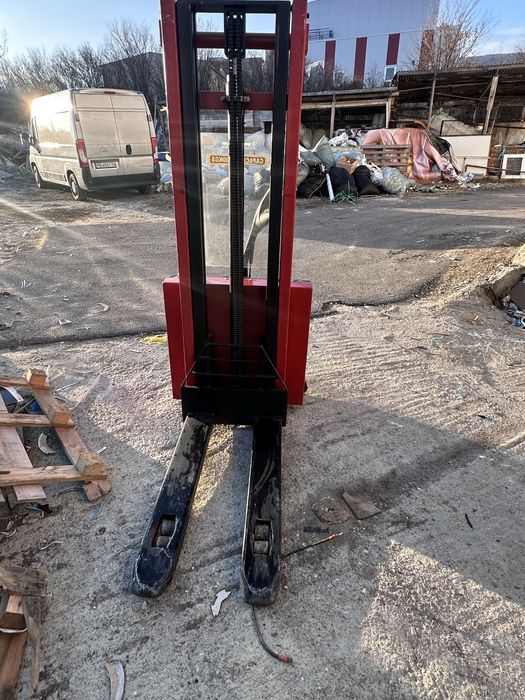 Електирически стакер