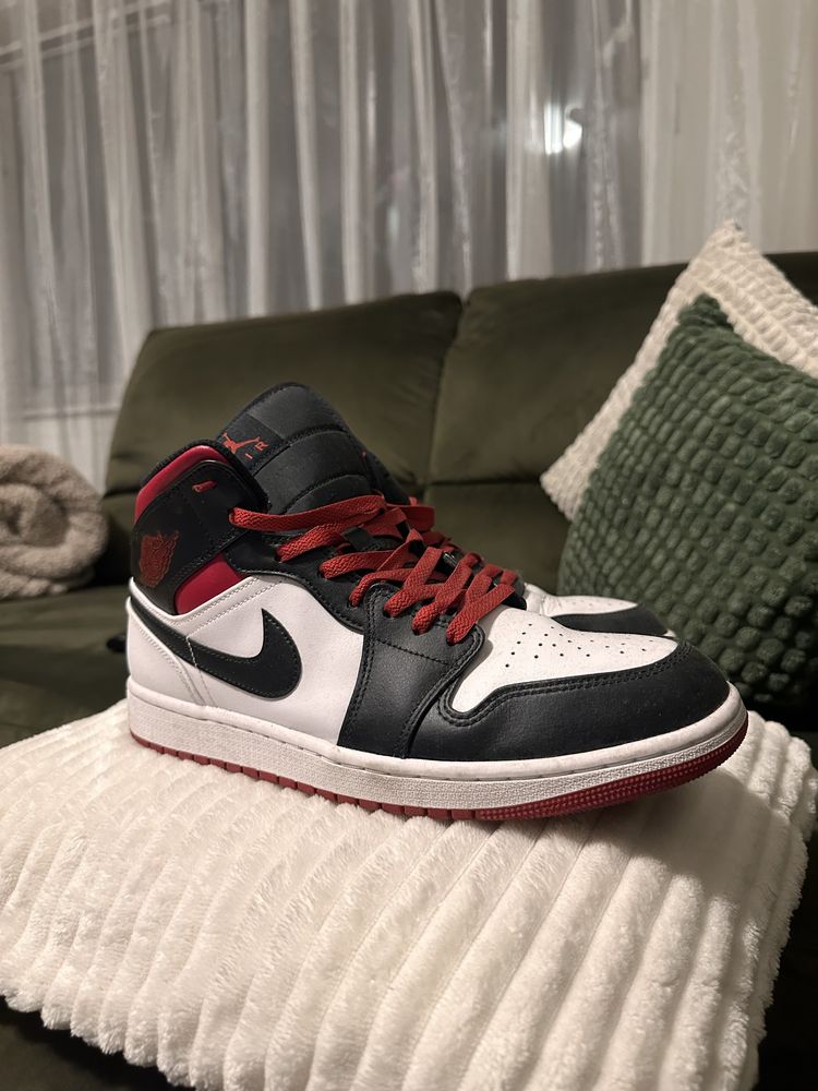 Jordan 1 Mid.