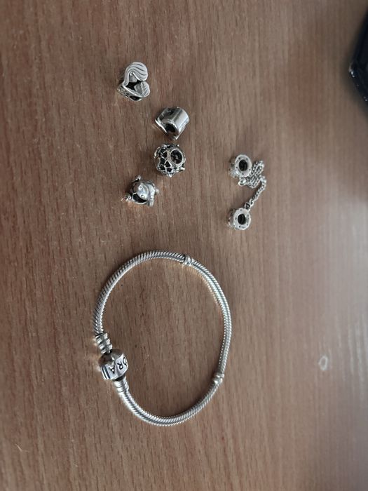 Гривна Pandora с талисмани, два клипса и предпазна верижка.