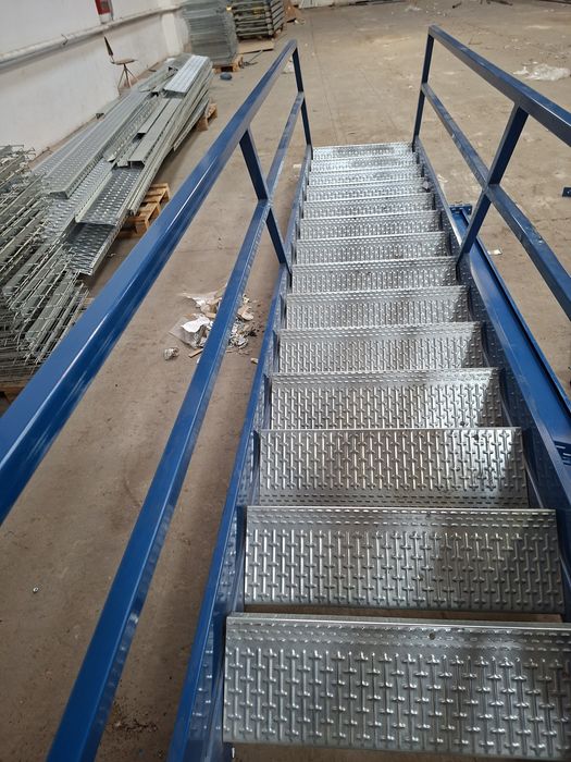 Vând scarii metalice zincate exterioare și pentru incendii , platforme