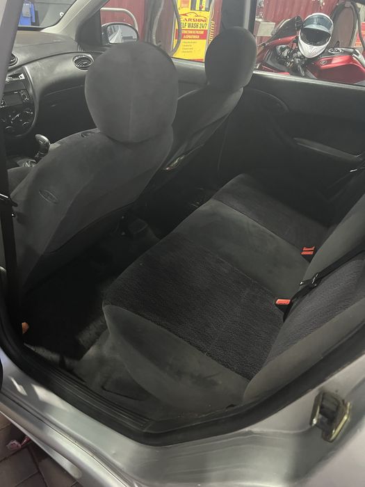 Vand ford focus 1.4 benzina masina se prezinta fix ca si in poze pret