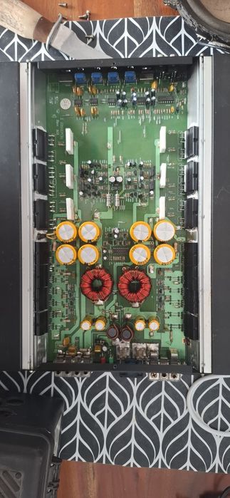 Мощен авто усилвател 600W RMS