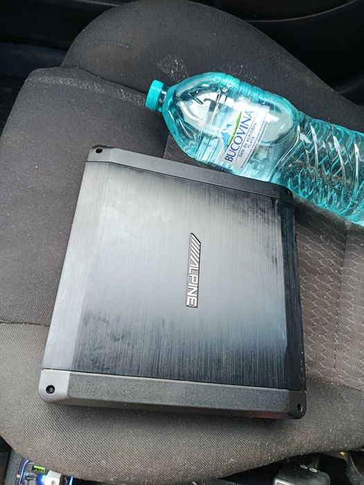 Vând Subwoofer 300W + statie 300 Alpine