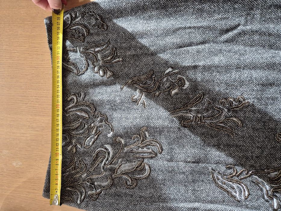 Fusta cu lână, captusita cu acetat,pozele nu i fac cinste .