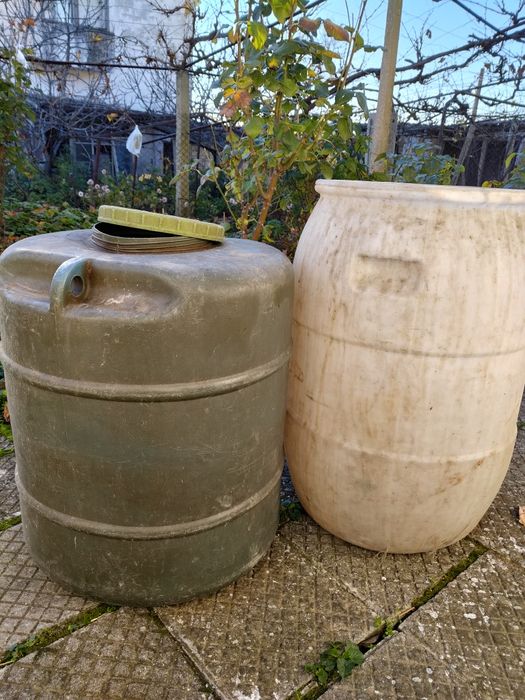 Два вида бидони, които са били използвани!