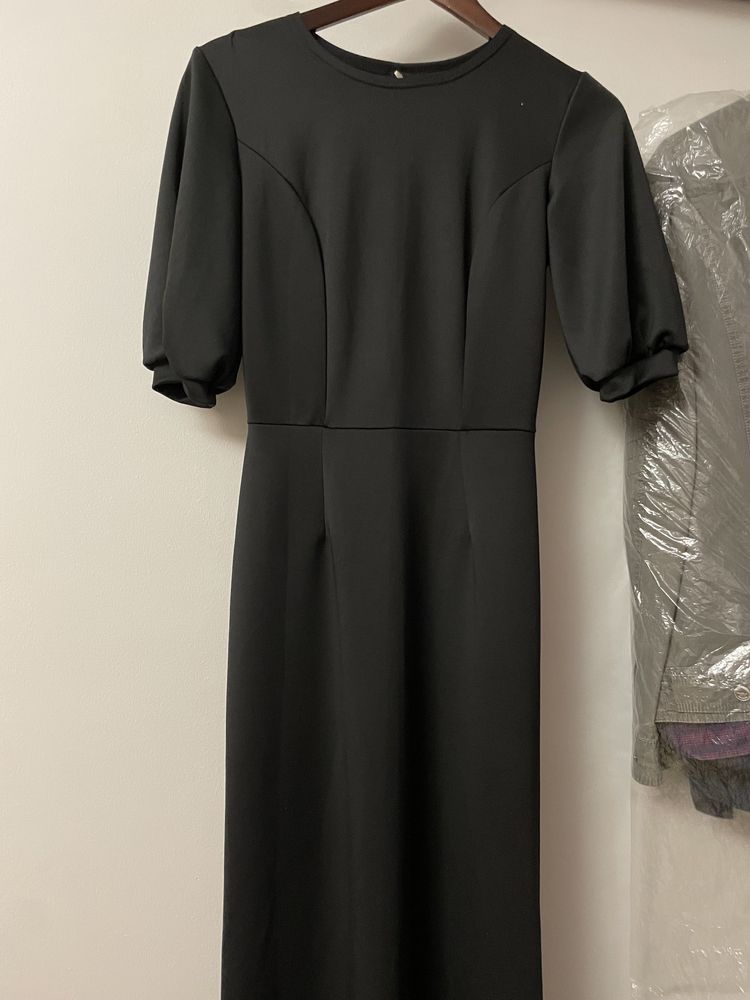 Продается длинное черное платье