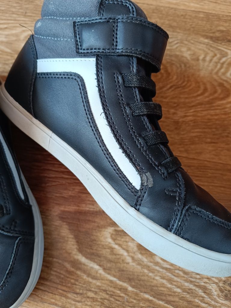 Продавам децки сникърси Geox