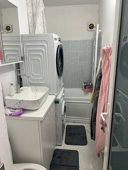 Vand apartament situat in Craiovita Noua zona Materna