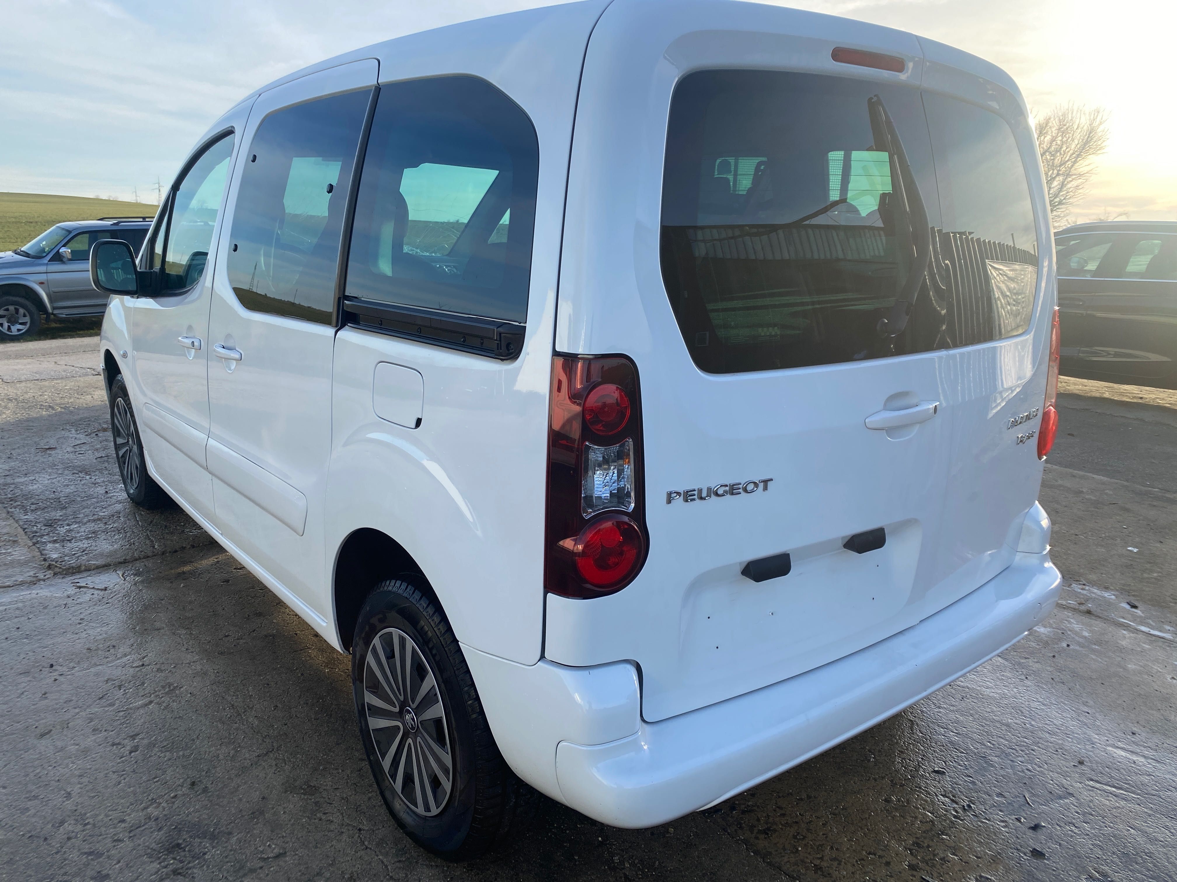 Peugeot Partner Tepee 1. 6 BlueHDi 100 кс. , 5 ск. , двигател BHY