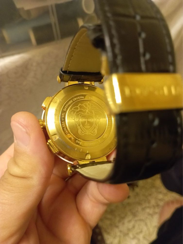 Продаются часы Versace
