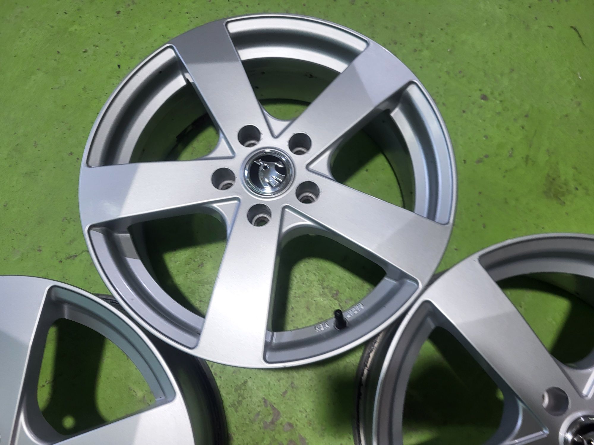 17 5x112 Skoda лети джанти 5х112