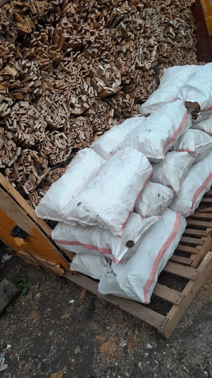 Дрова из досок обрешеток в мешках