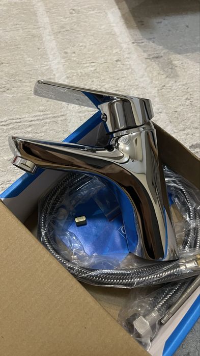 Новый смеситель Casela для умывальника — в коробке, полный комплект