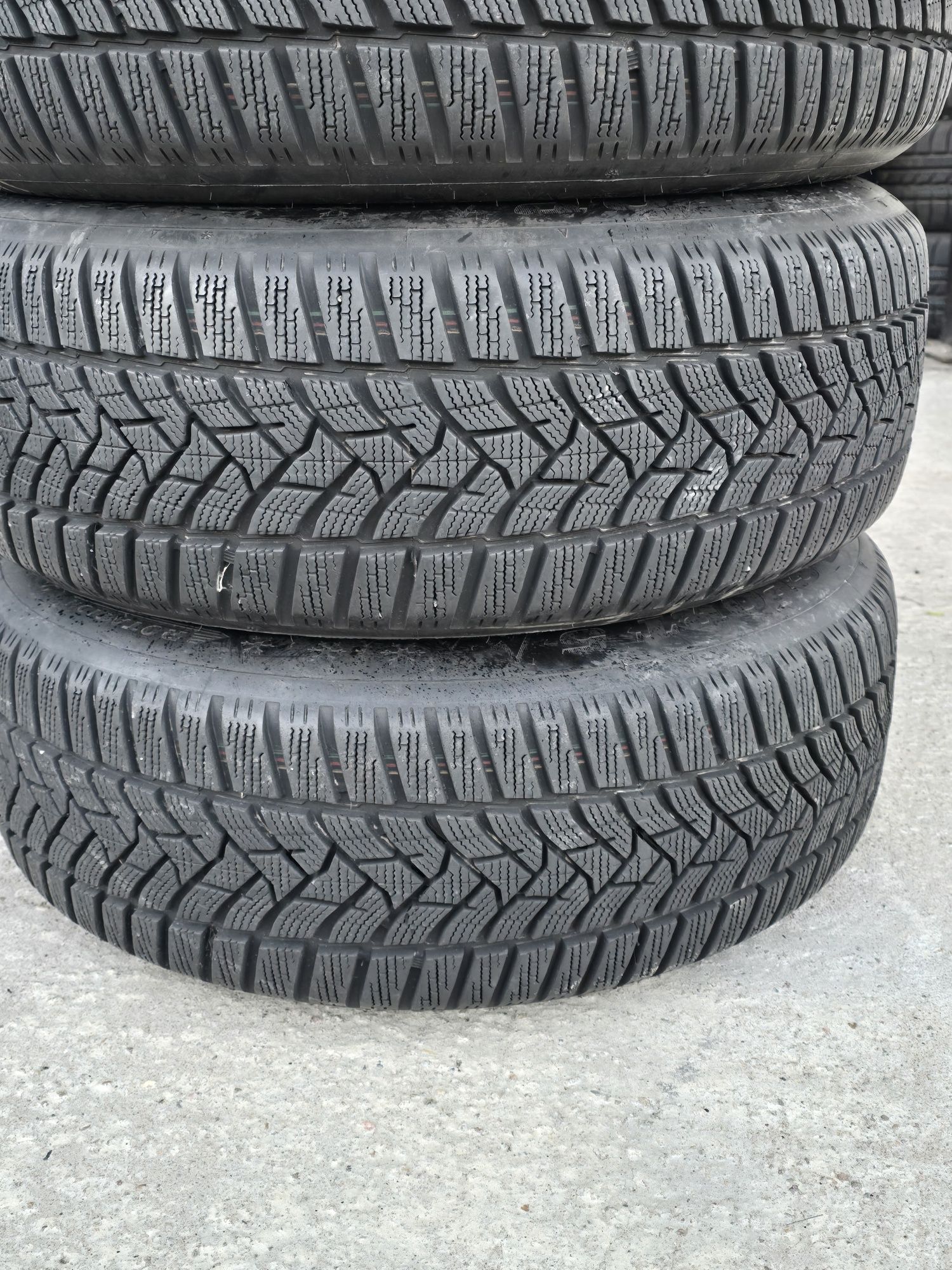 4 Броя 205/60/16 Dunlop 2x8,5mm 2x8mm