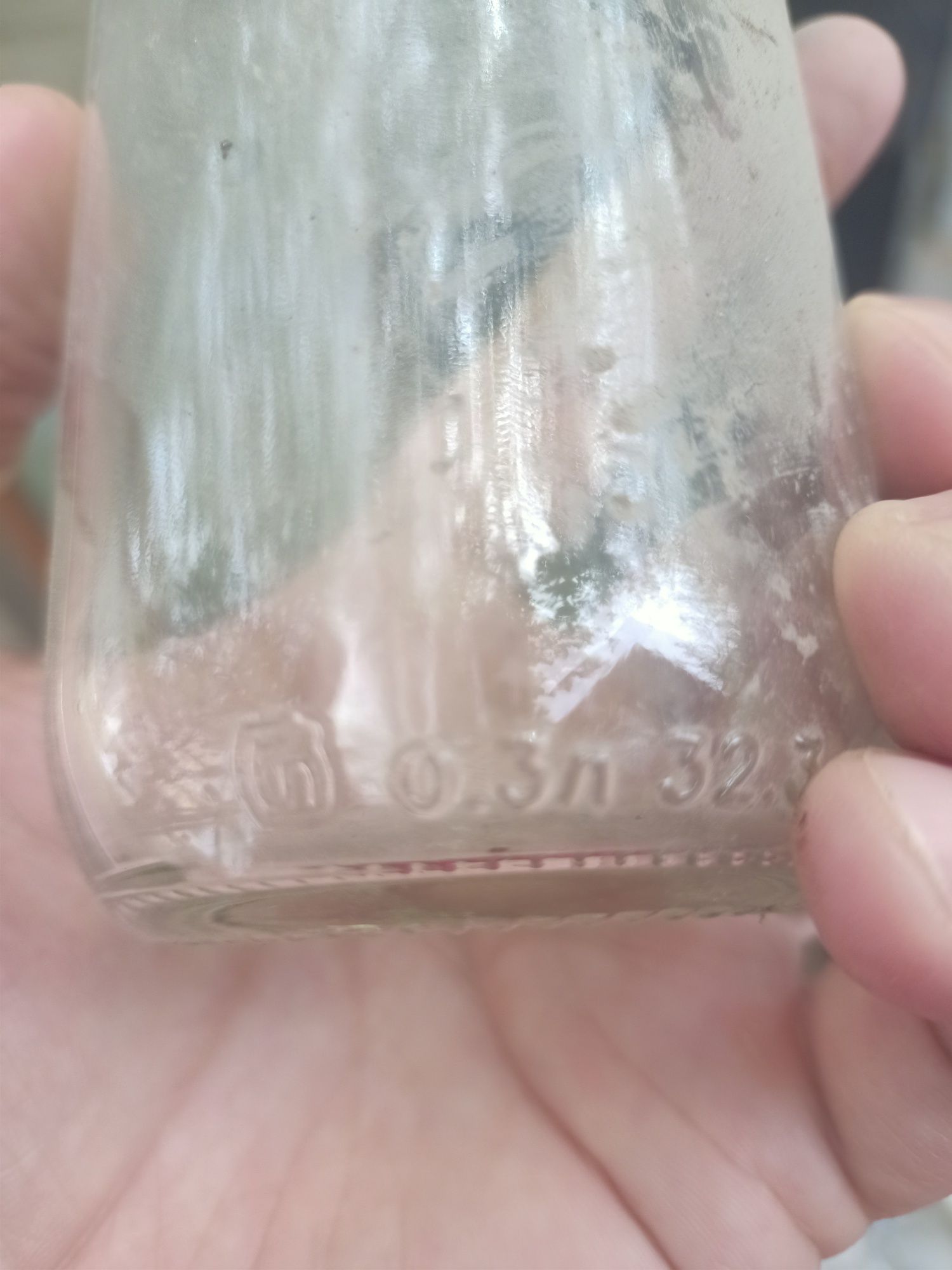 Продам стеклянные бутылки объём  0,3