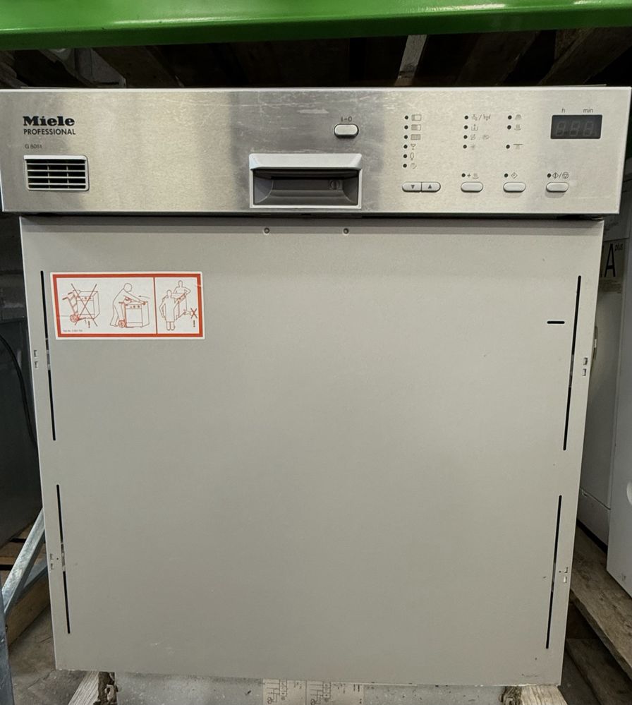 Професионална Съдомиялна машина Miele G8051